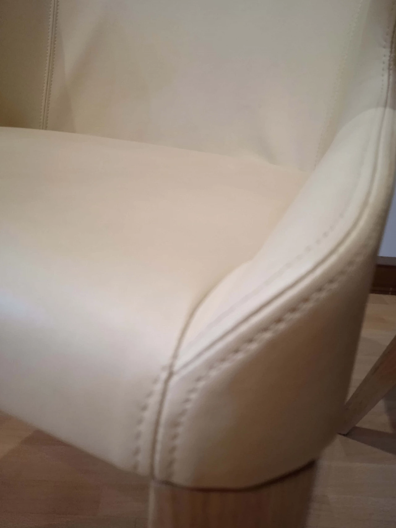 Coppia di poltroncine Leila 681 in pelle tortora di M. Manzoni e R. Tapinassi per Pedrali 44