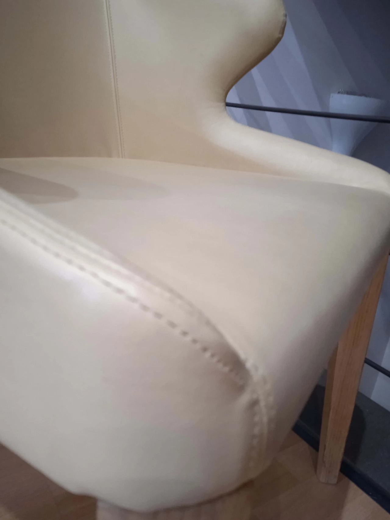 Coppia di poltroncine Leila 681 in pelle tortora di M. Manzoni e R. Tapinassi per Pedrali 45