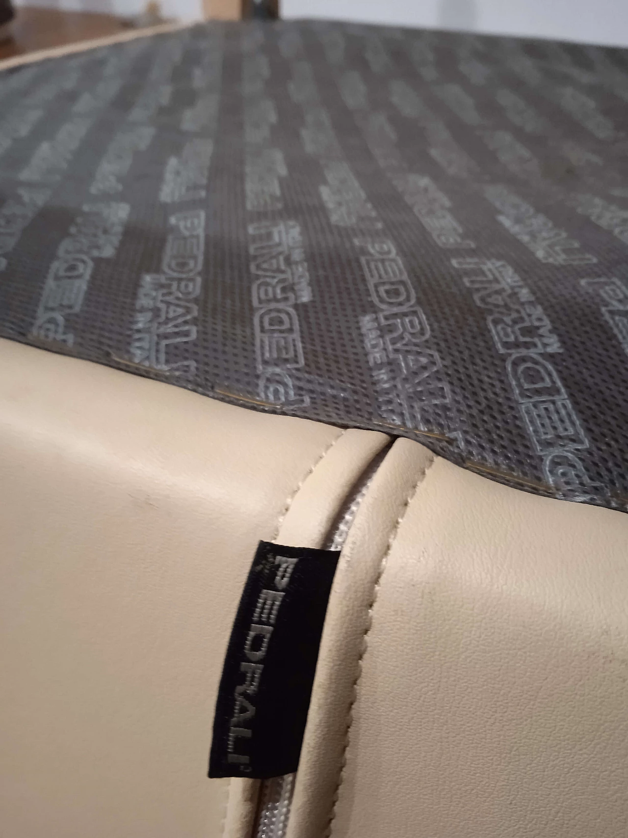 Coppia di poltroncine Leila 681 in pelle tortora di M. Manzoni e R. Tapinassi per Pedrali 47