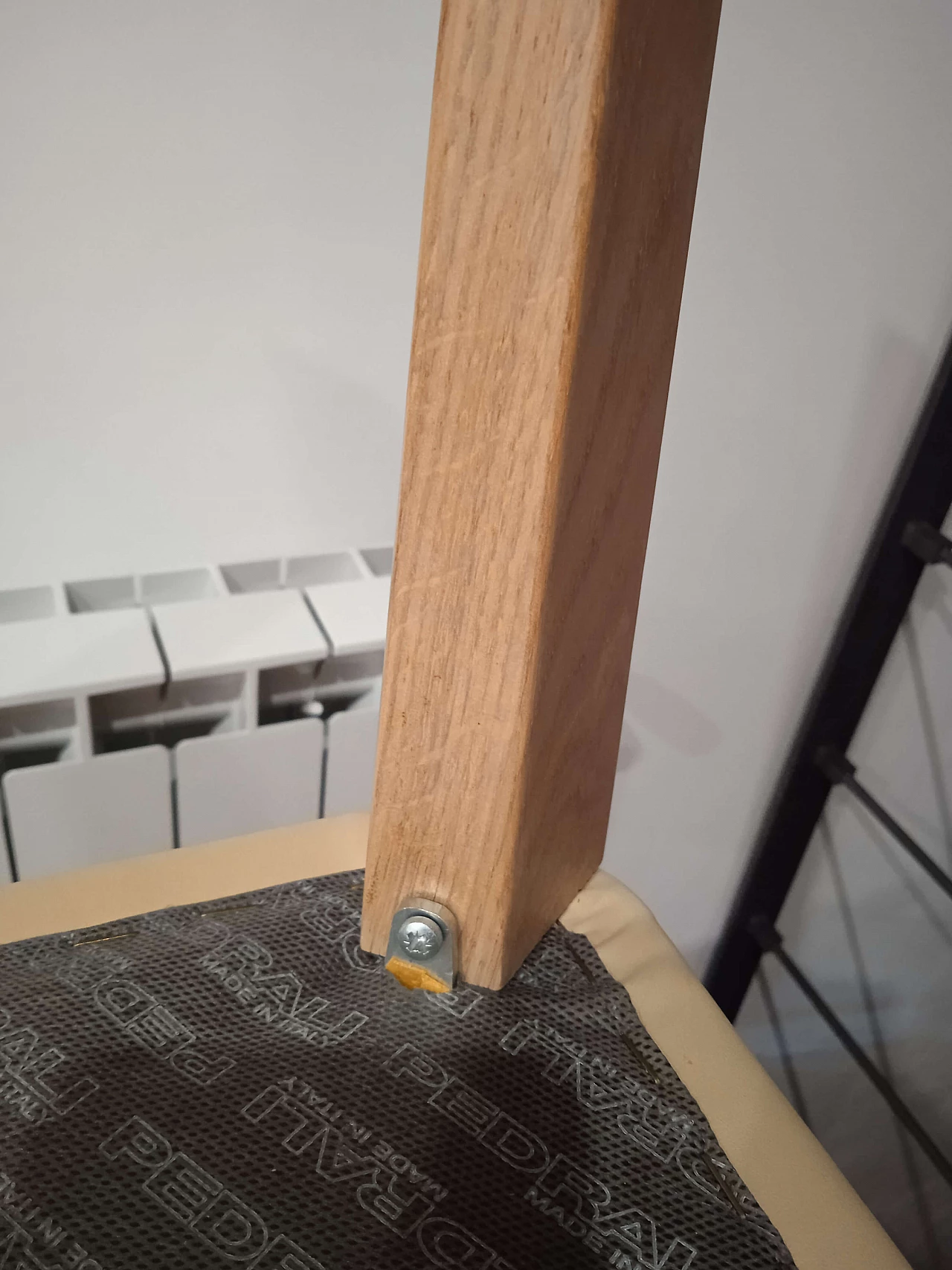 Coppia di poltroncine Leila 681 in pelle tortora di M. Manzoni e R. Tapinassi per Pedrali 48