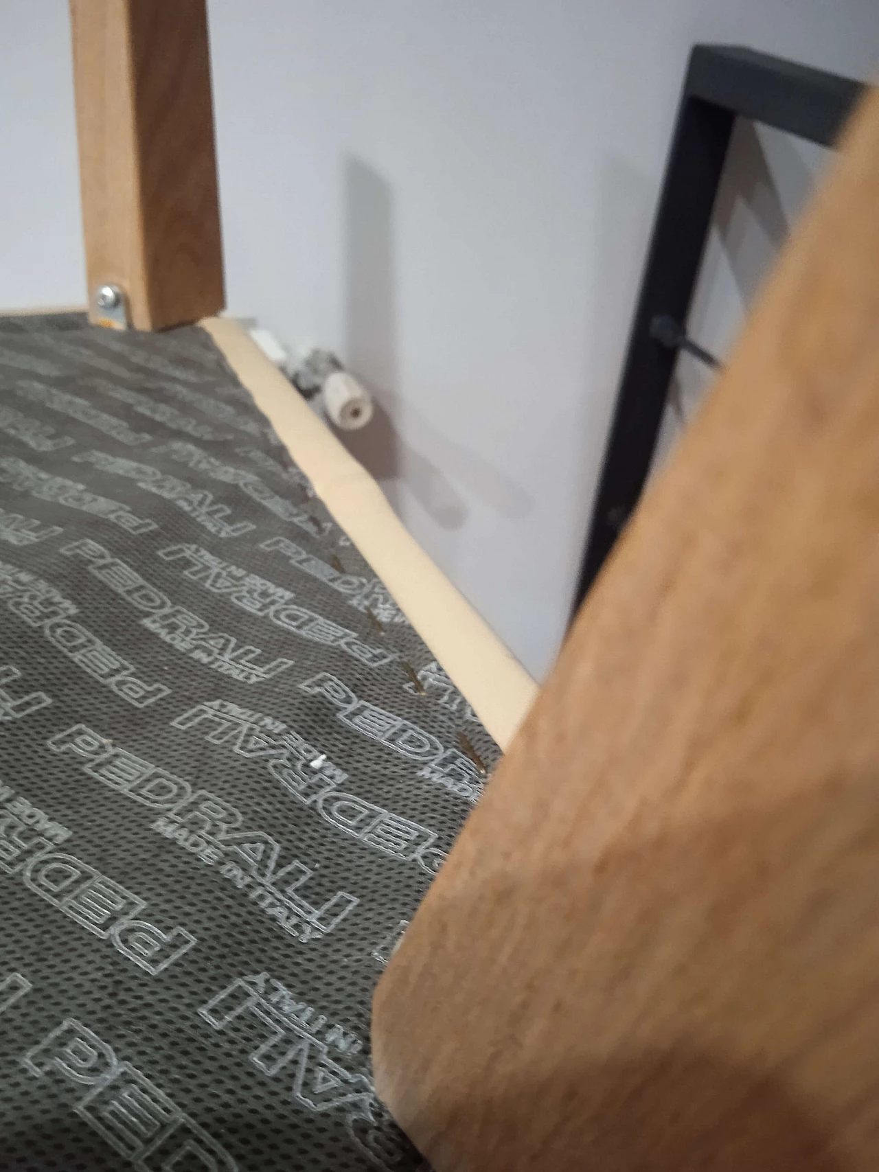 Coppia di poltroncine Leila 681 in pelle tortora di M. Manzoni e R. Tapinassi per Pedrali 52