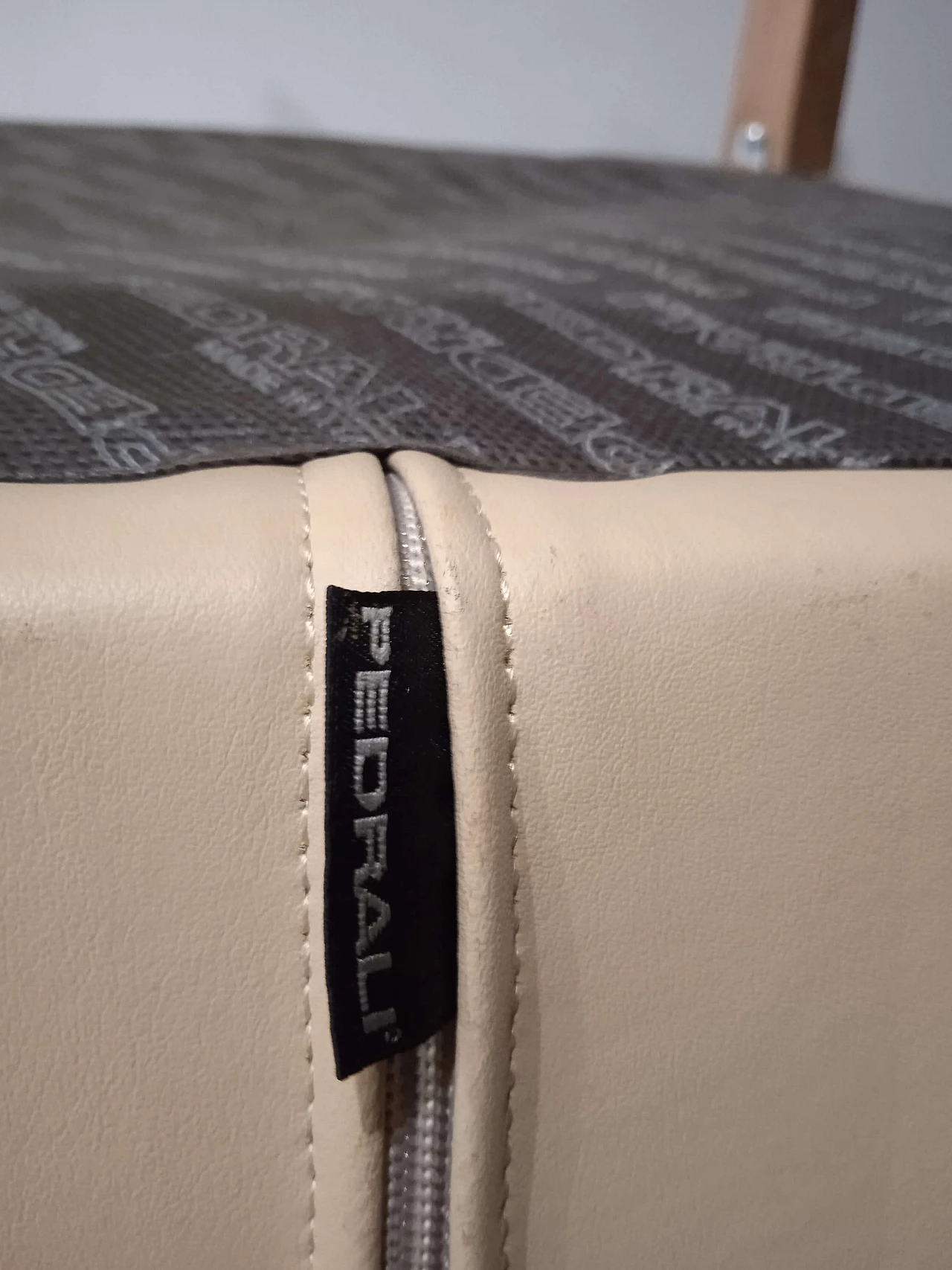 Coppia di poltroncine Leila 681 in pelle tortora di M. Manzoni e R. Tapinassi per Pedrali 53