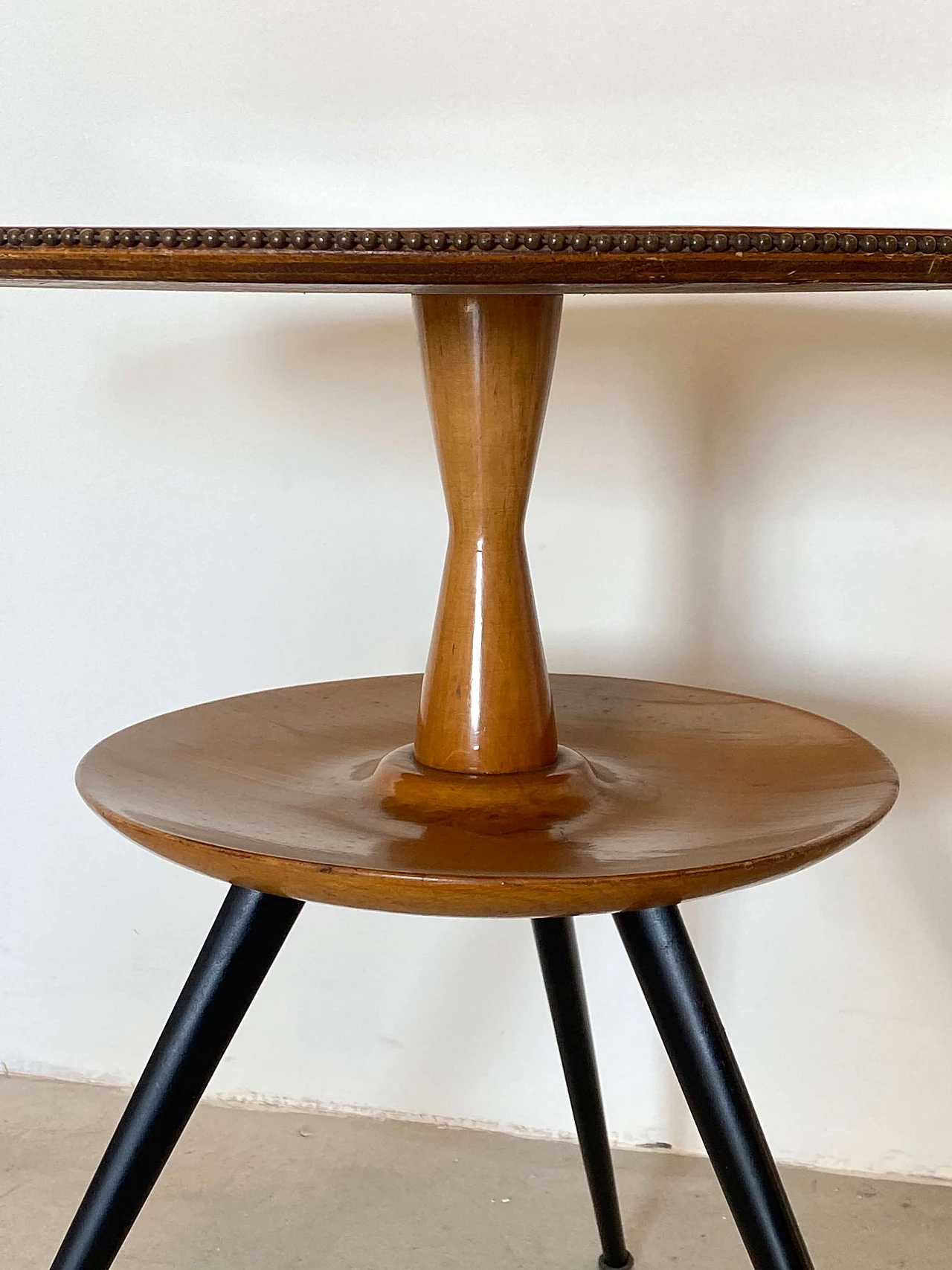 Tavolino rotondo in ciliegio e metallo laccato nero, anni '60 3