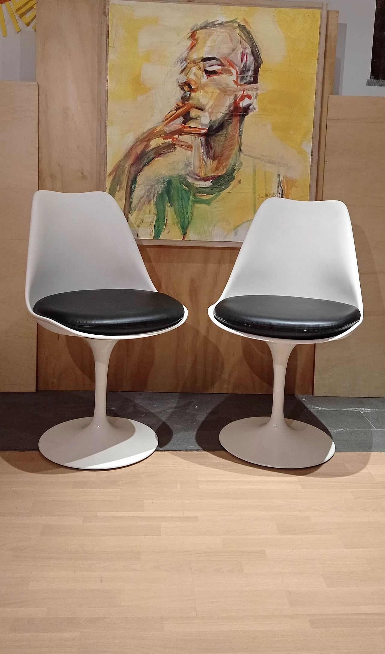 Pair of white Tulip 769-S chairs with black leather cushion by Eero Saarinen for Alivar, 1990s 1