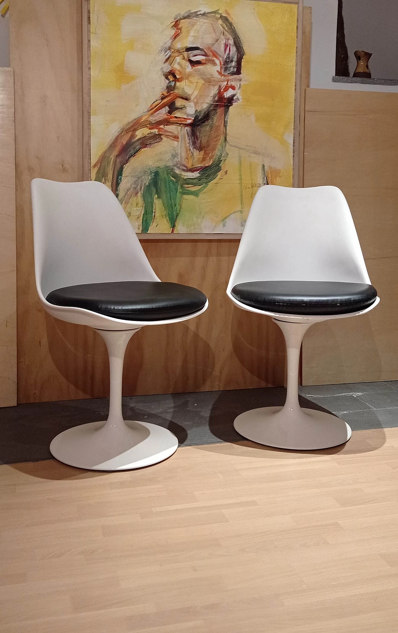 Pair of white Tulip 769-S chairs with black leather cushion by Eero Saarinen for Alivar, 1990s 2