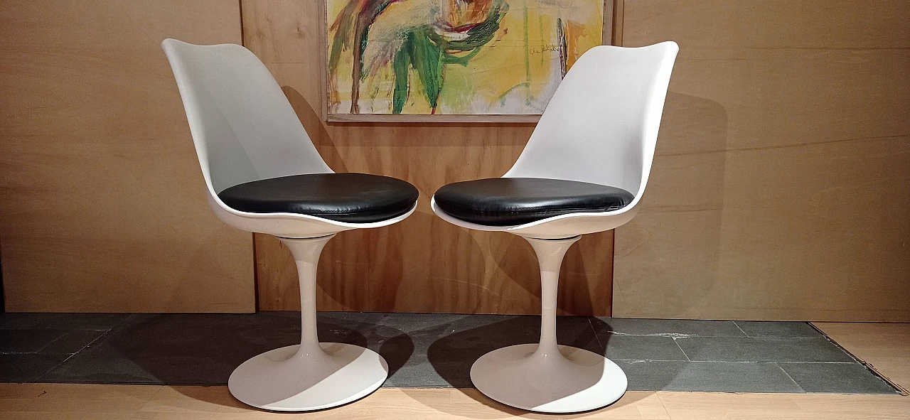 Pair of white Tulip 769-S chairs with black leather cushion by Eero Saarinen for Alivar, 1990s 3