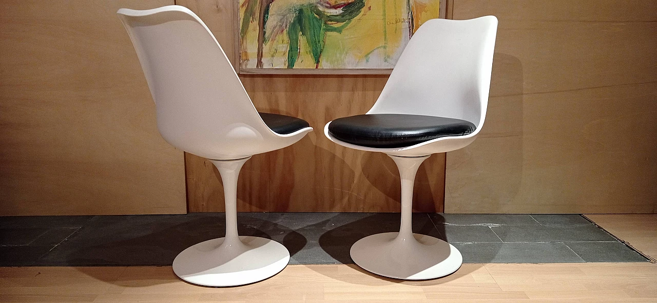 Pair of white Tulip 769-S chairs with black leather cushion by Eero Saarinen for Alivar, 1990s 4