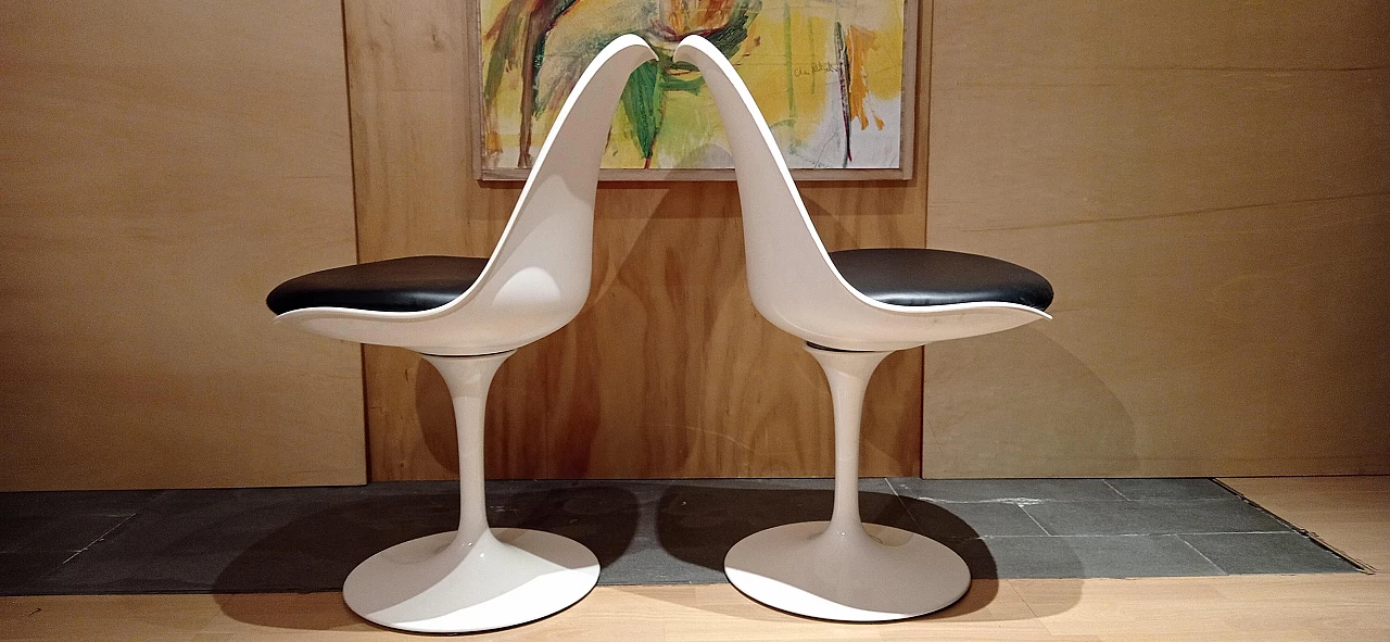 Pair of white Tulip 769-S chairs with black leather cushion by Eero Saarinen for Alivar, 1990s 5