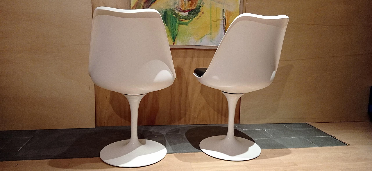 Pair of white Tulip 769-S chairs with black leather cushion by Eero Saarinen for Alivar, 1990s 6