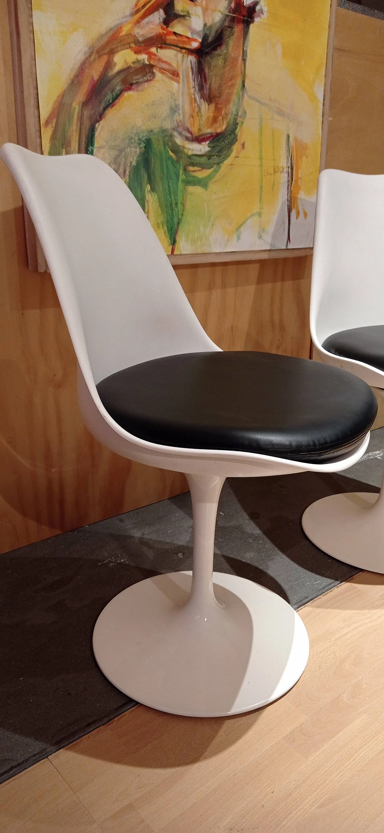 Pair of white Tulip 769-S chairs with black leather cushion by Eero Saarinen for Alivar, 1990s 11