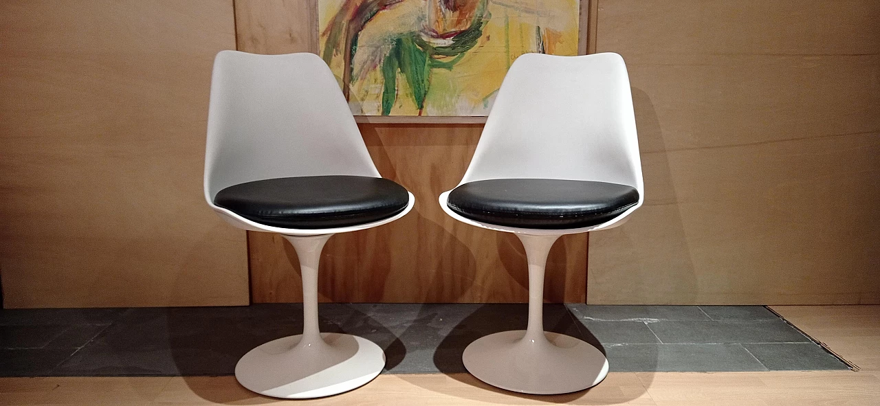 Pair of white Tulip 769-S chairs with black leather cushion by Eero Saarinen for Alivar, 1990s 13