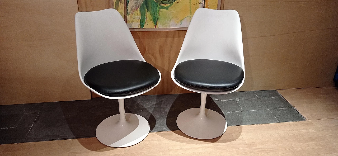 Pair of white Tulip 769-S chairs with black leather cushion by Eero Saarinen for Alivar, 1990s 14