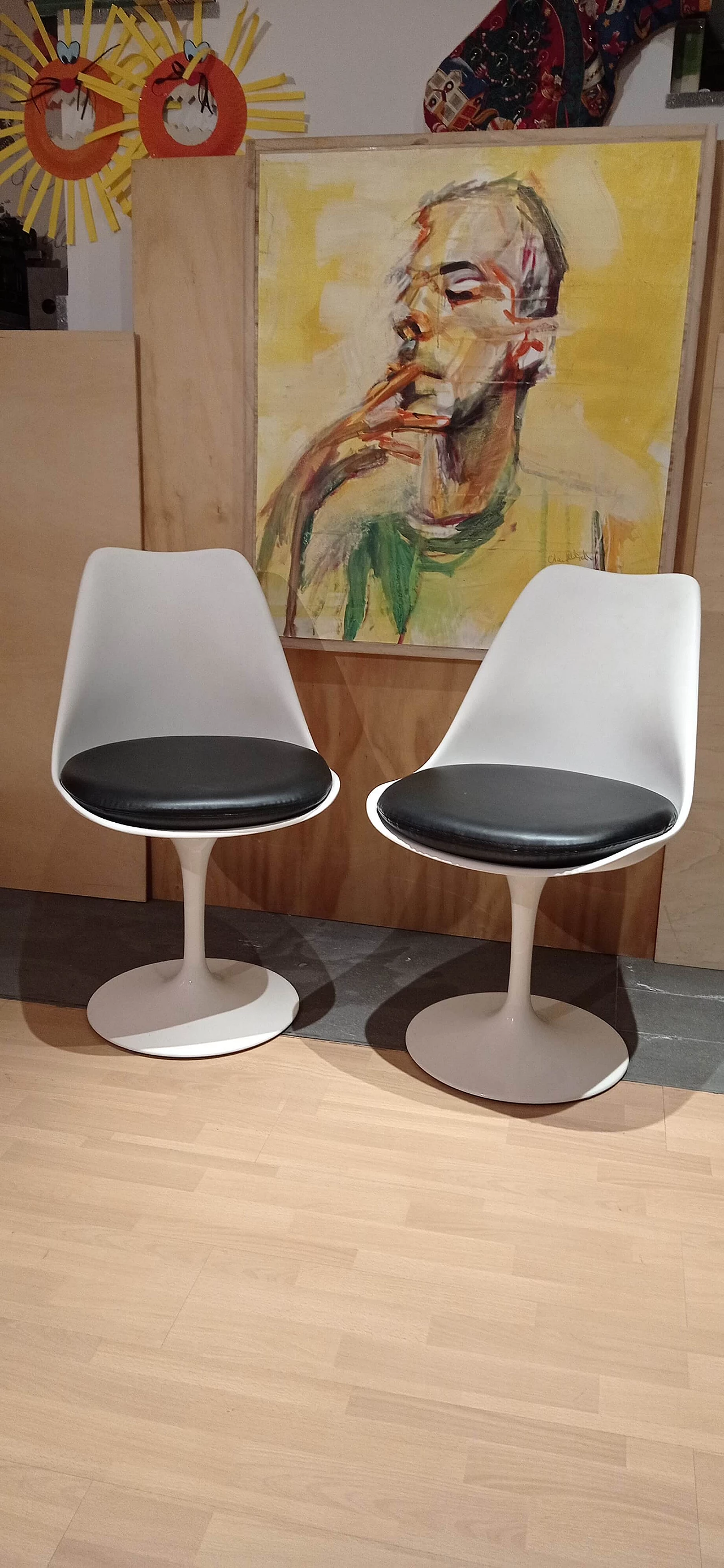 Pair of white Tulip 769-S chairs with black leather cushion by Eero Saarinen for Alivar, 1990s 15