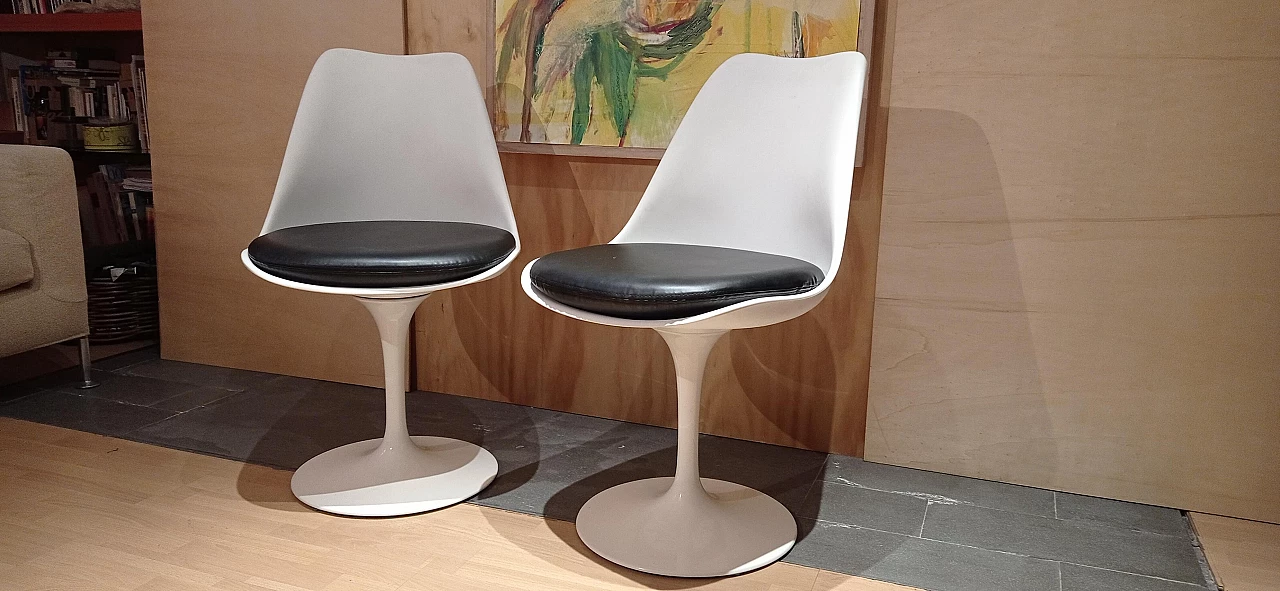 Pair of white Tulip 769-S chairs with black leather cushion by Eero Saarinen for Alivar, 1990s 16
