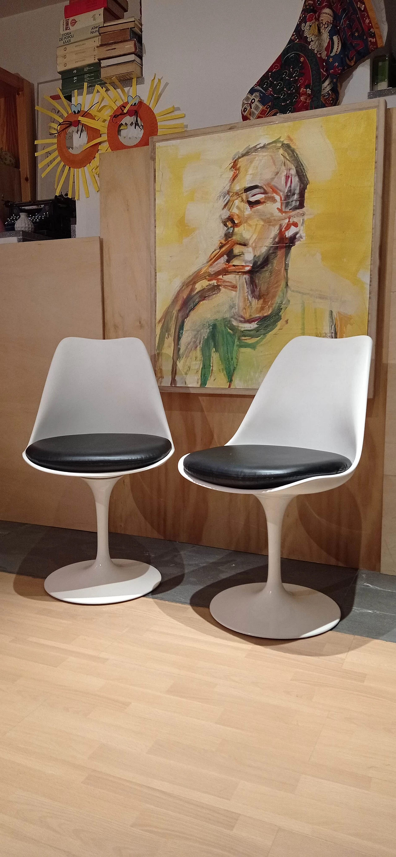 Pair of white Tulip 769-S chairs with black leather cushion by Eero Saarinen for Alivar, 1990s 17