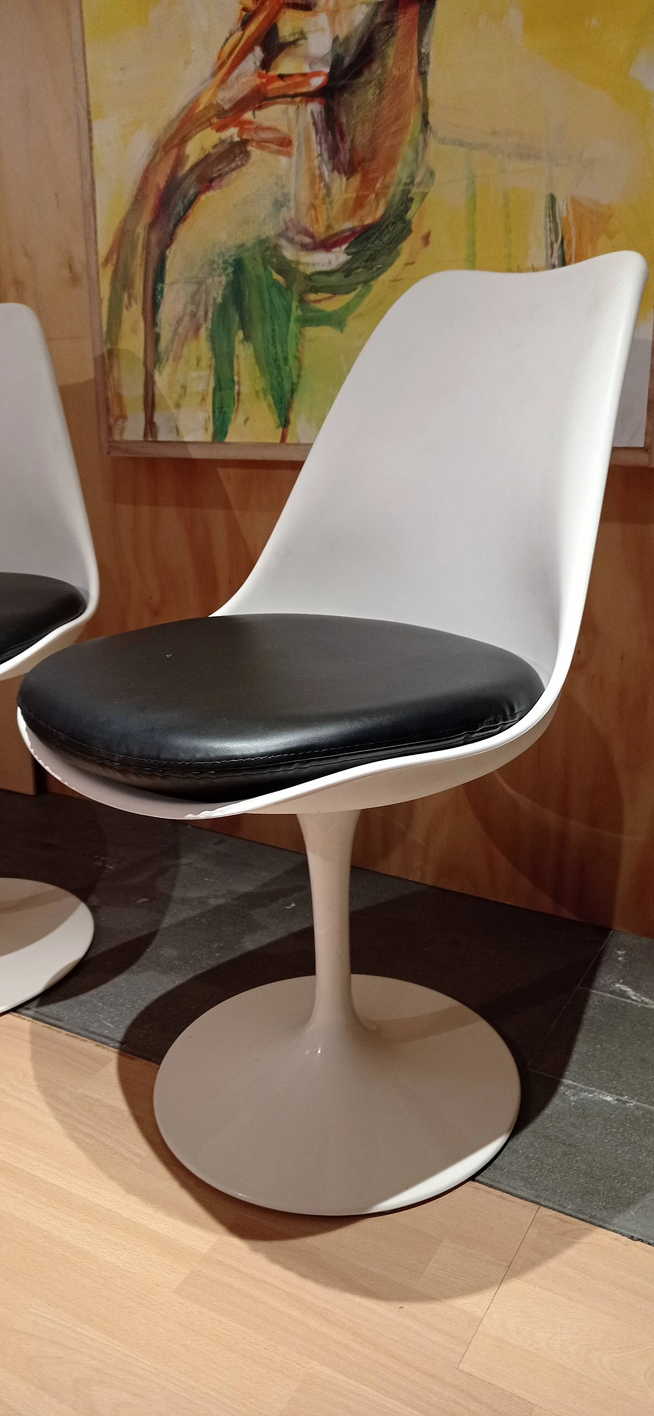 Pair of white Tulip 769-S chairs with black leather cushion by Eero Saarinen for Alivar, 1990s 18