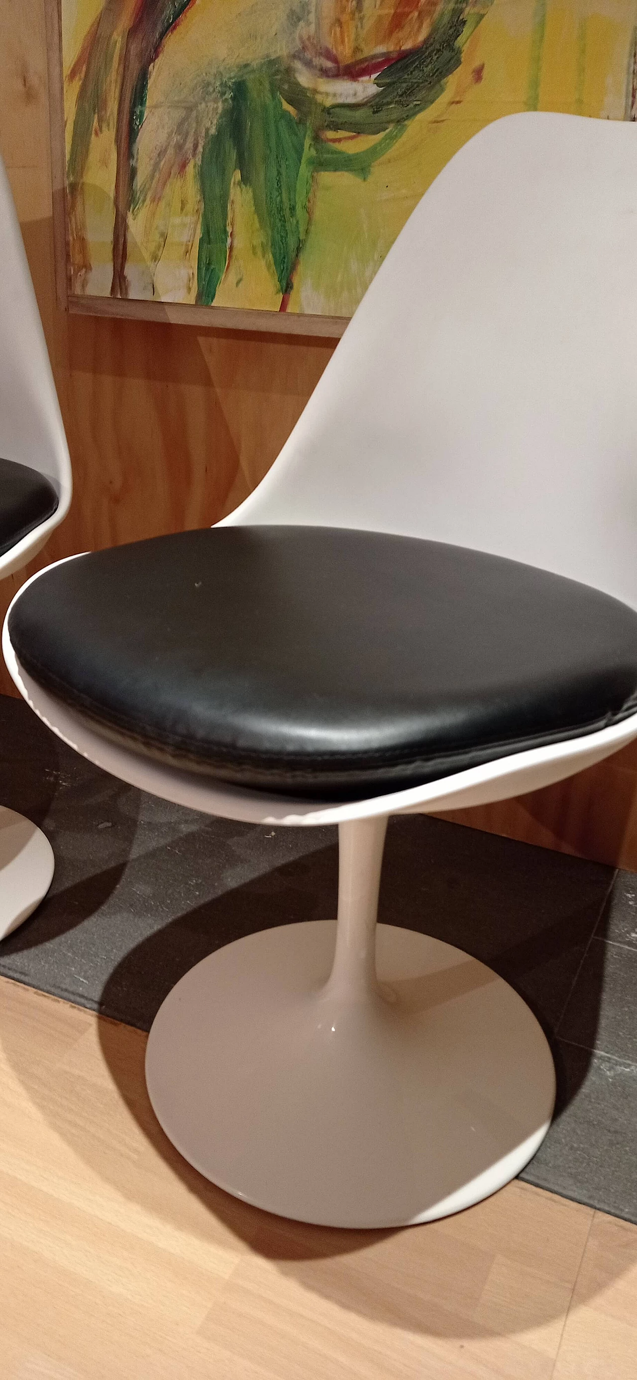 Pair of white Tulip 769-S chairs with black leather cushion by Eero Saarinen for Alivar, 1990s 19