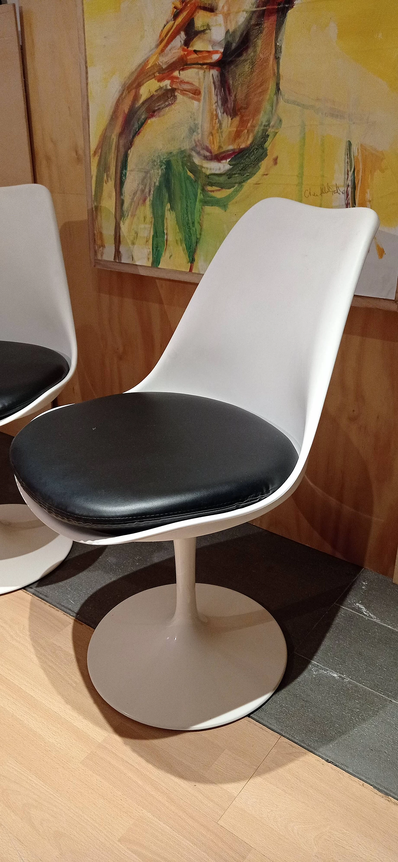 Pair of white Tulip 769-S chairs with black leather cushion by Eero Saarinen for Alivar, 1990s 20