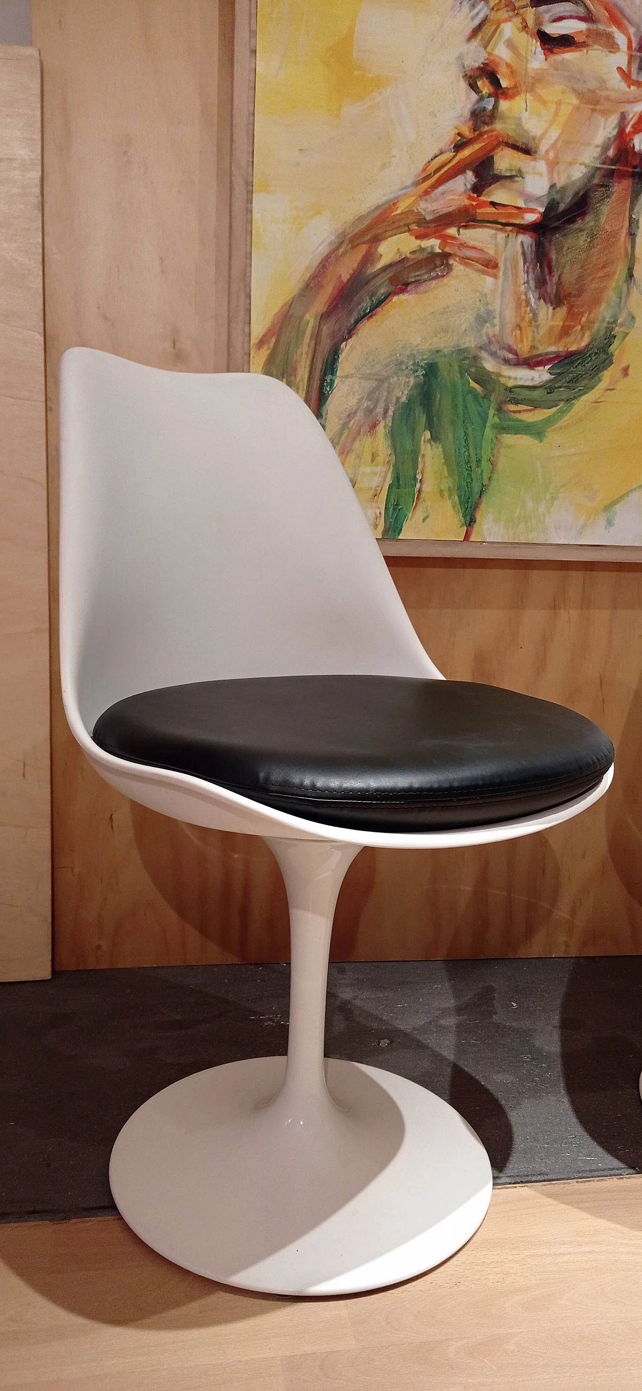Pair of white Tulip 769-S chairs with black leather cushion by Eero Saarinen for Alivar, 1990s 24