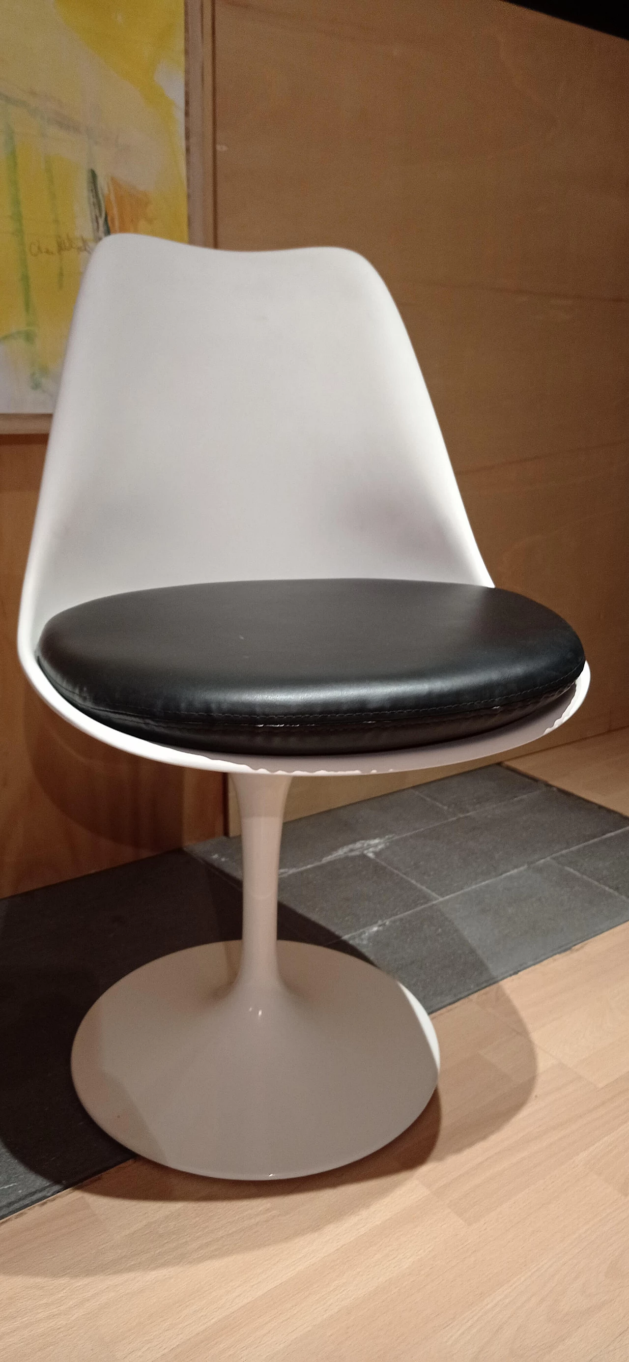 Pair of white Tulip 769-S chairs with black leather cushion by Eero Saarinen for Alivar, 1990s 33
