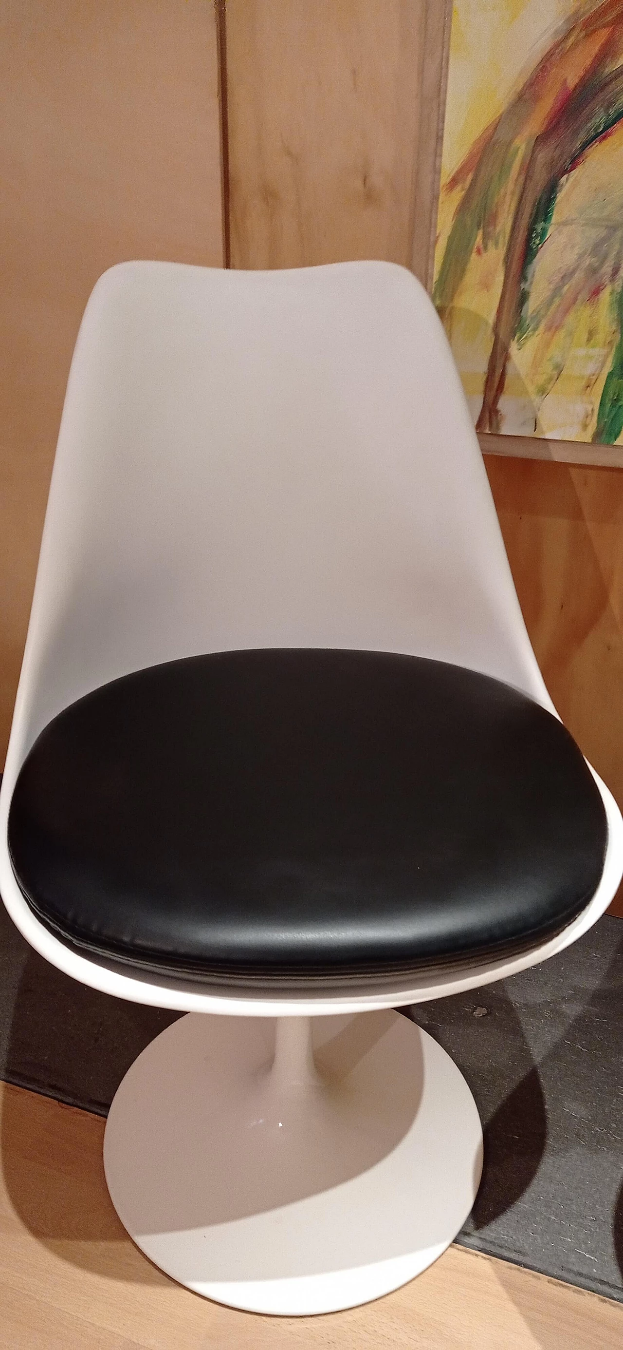 Pair of white Tulip 769-S chairs with black leather cushion by Eero Saarinen for Alivar, 1990s 38