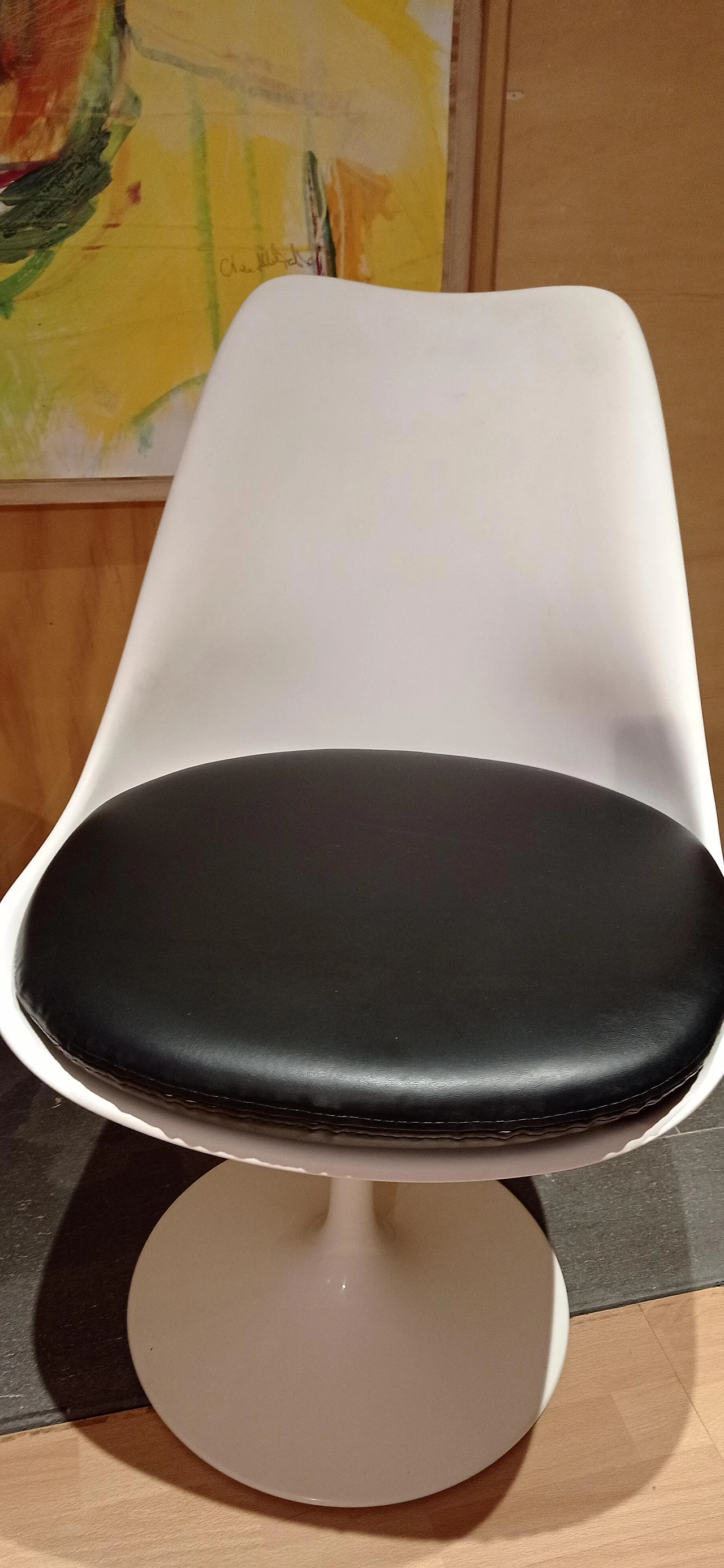 Pair of white Tulip 769-S chairs with black leather cushion by Eero Saarinen for Alivar, 1990s 39