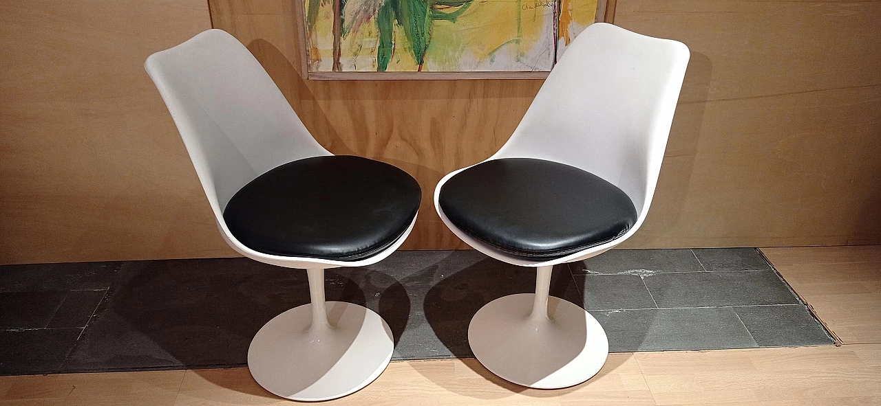 Pair of white Tulip 769-S chairs with black leather cushion by Eero Saarinen for Alivar, 1990s 41
