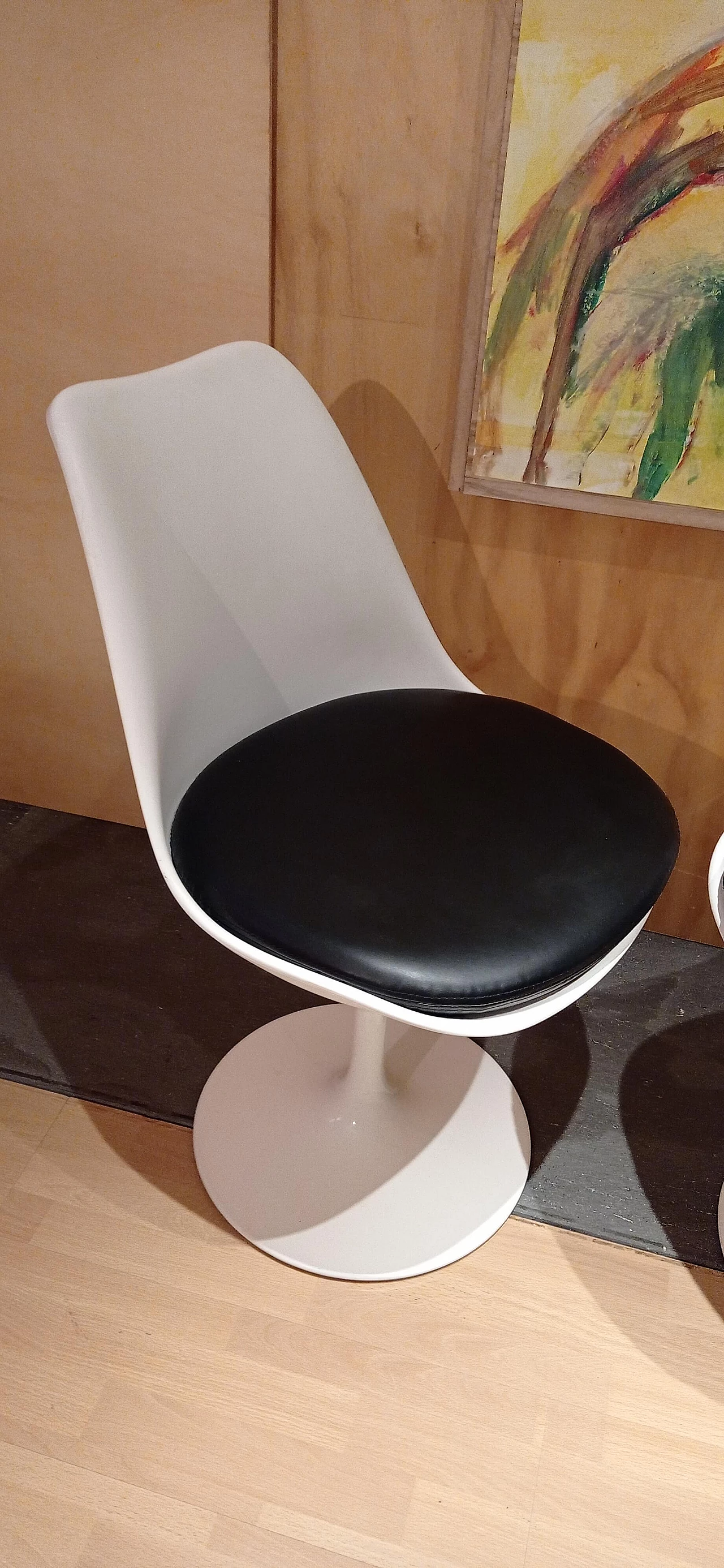 Pair of white Tulip 769-S chairs with black leather cushion by Eero Saarinen for Alivar, 1990s 42