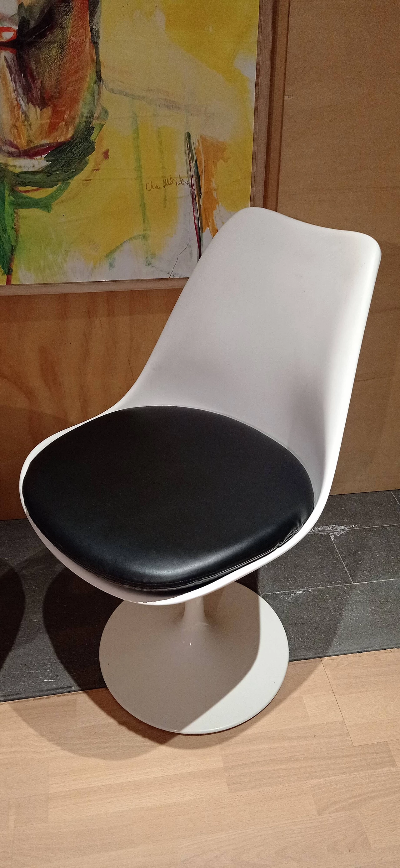 Pair of white Tulip 769-S chairs with black leather cushion by Eero Saarinen for Alivar, 1990s 43