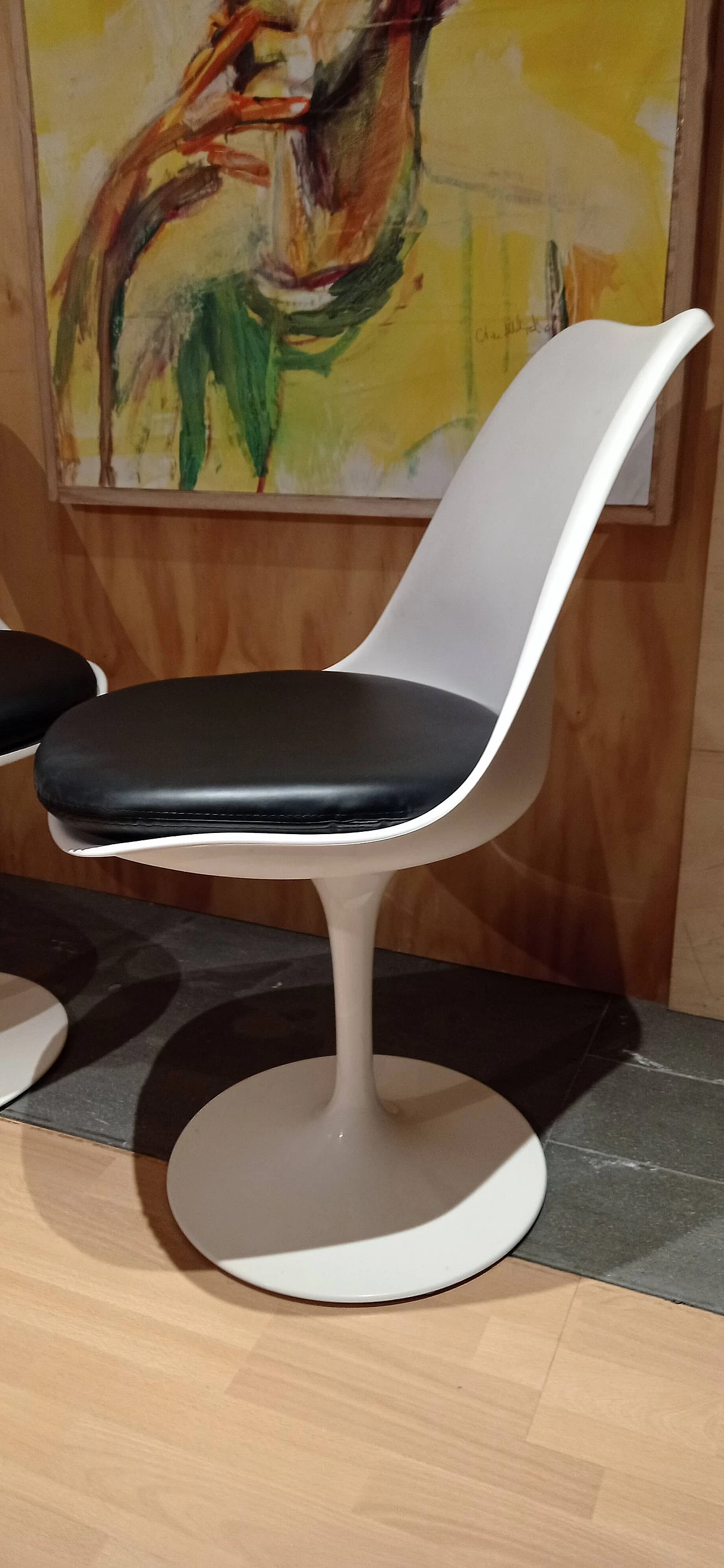 Pair of white Tulip 769-S chairs with black leather cushion by Eero Saarinen for Alivar, 1990s 48