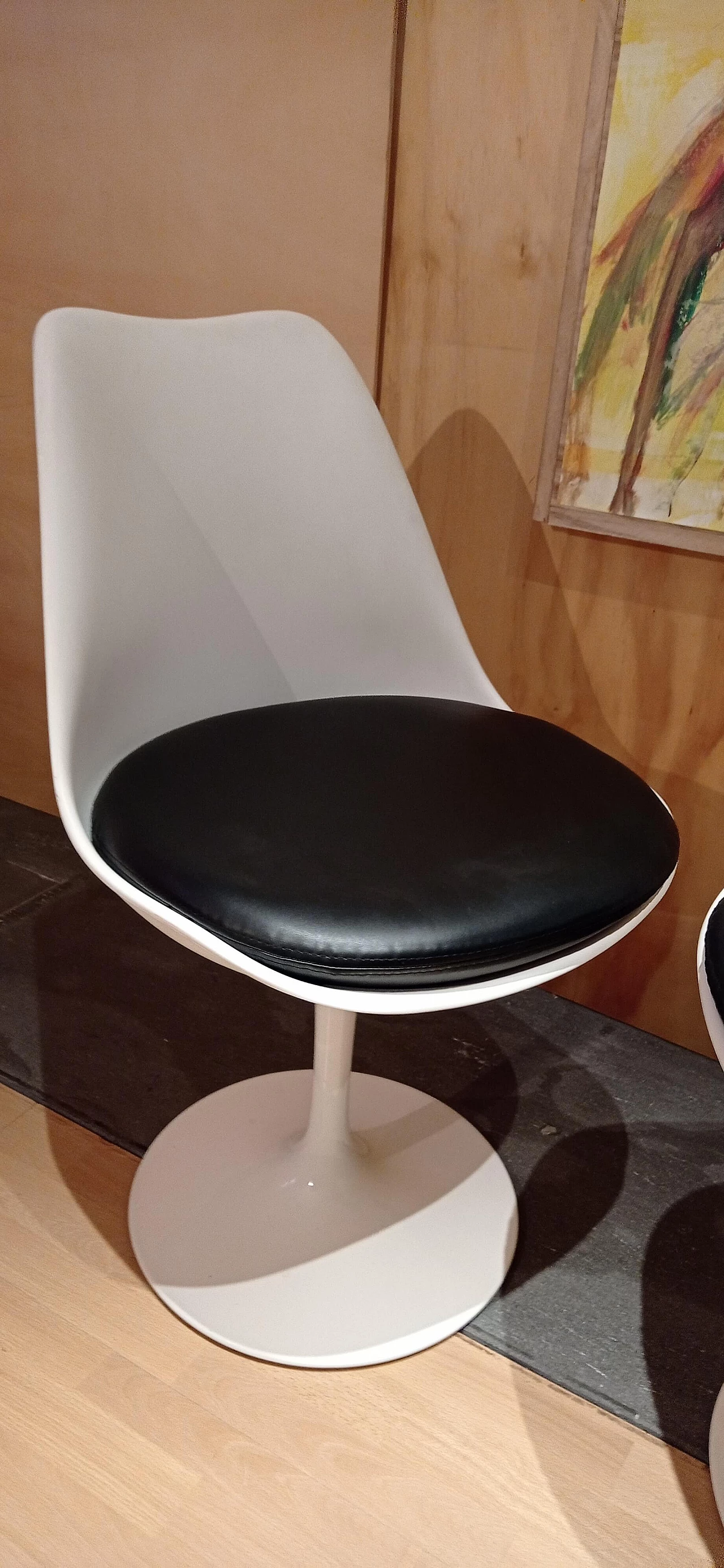 Pair of white Tulip 769-S chairs with black leather cushion by Eero Saarinen for Alivar, 1990s 50