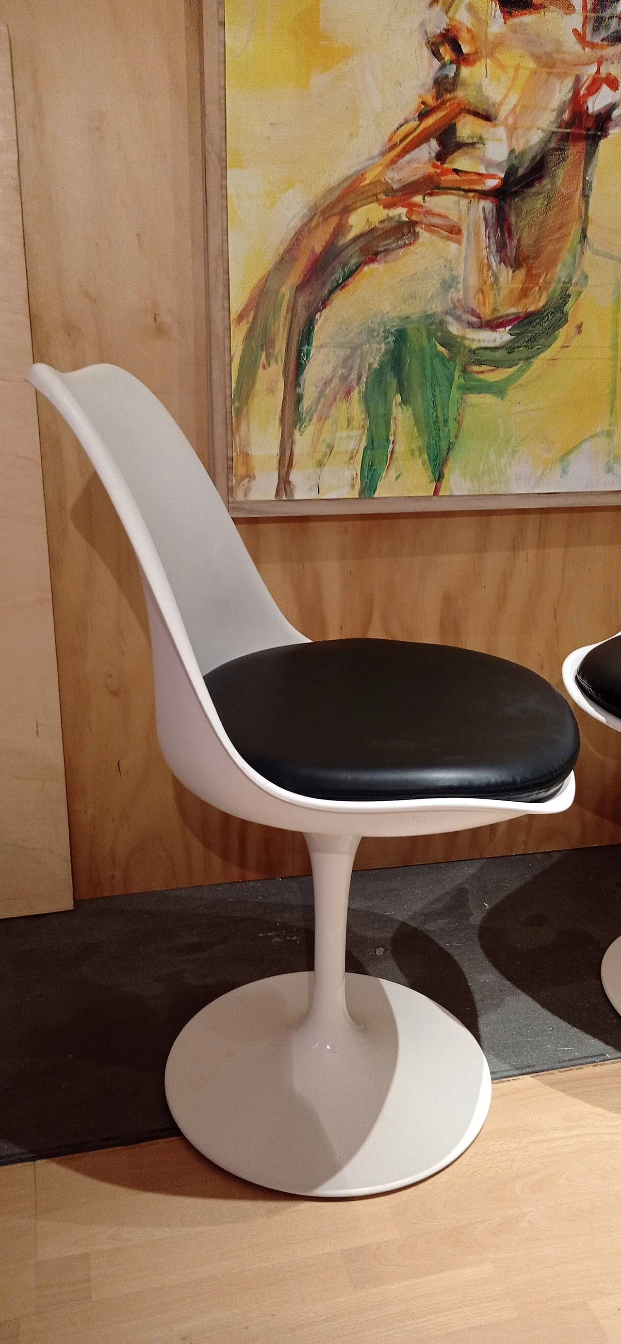 Pair of white Tulip 769-S chairs with black leather cushion by Eero Saarinen for Alivar, 1990s 51