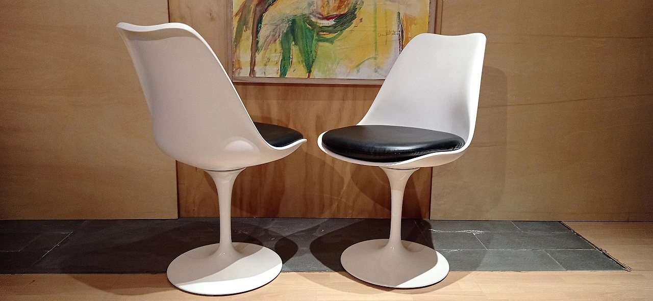 Pair of white Tulip 769-S chairs with black leather cushion by Eero Saarinen for Alivar, 1990s 52