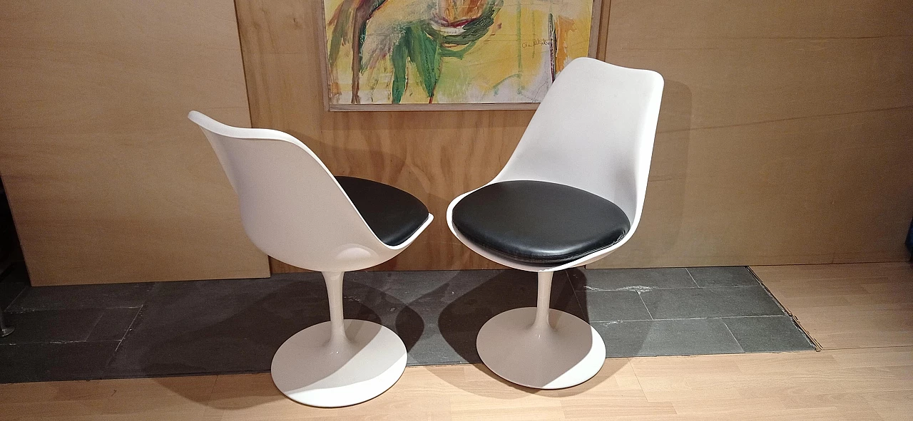 Pair of white Tulip 769-S chairs with black leather cushion by Eero Saarinen for Alivar, 1990s 53