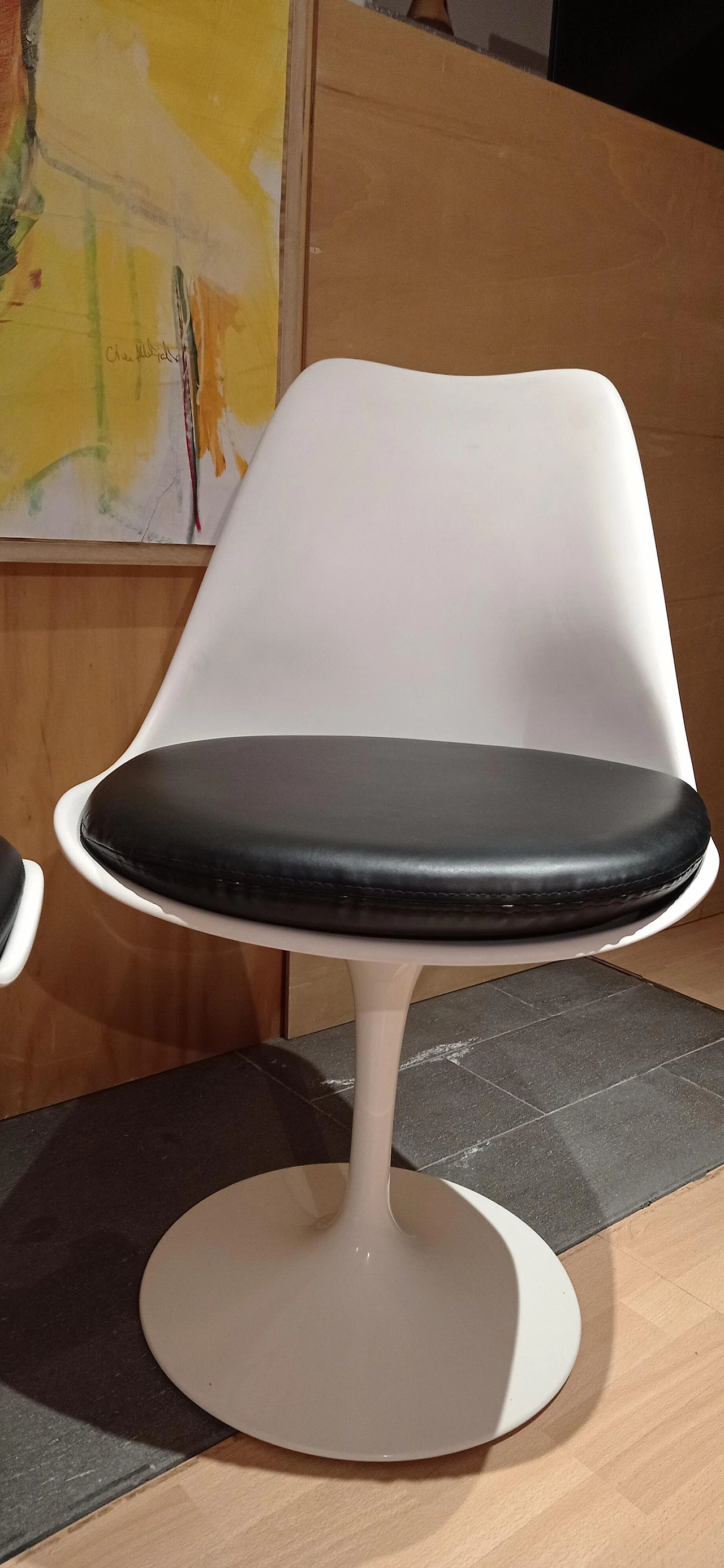 Pair of white Tulip 769-S chairs with black leather cushion by Eero Saarinen for Alivar, 1990s 58