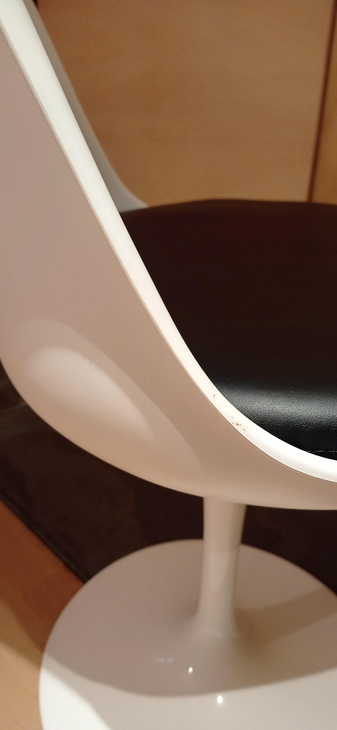 Coppia di sedie Tulip 769-S bianche con cuscino in pelle nera di Eero Saarinen per Alivar, anni '90 60