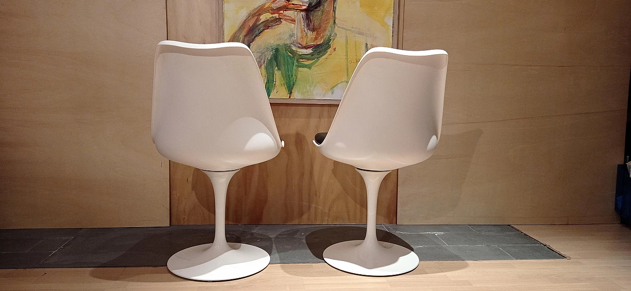 Pair of white Tulip 769-S chairs with black leather cushion by Eero Saarinen for Alivar, 1990s 68