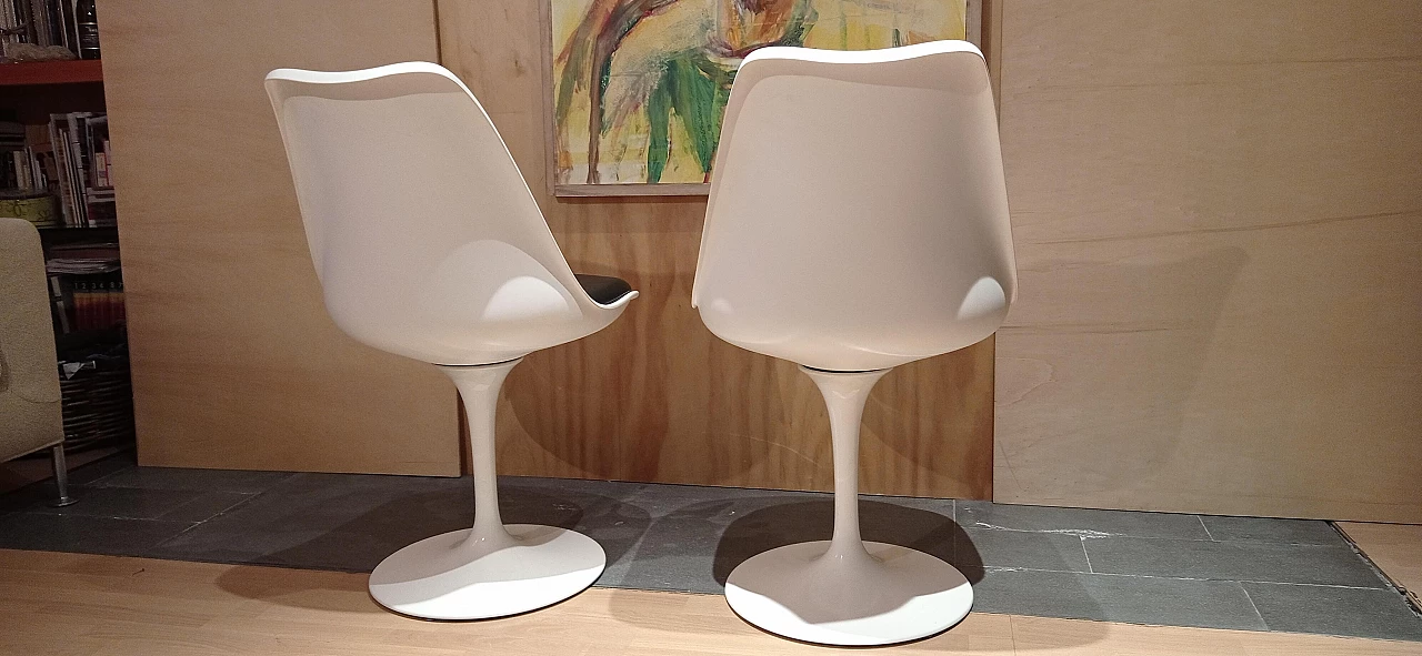 Pair of white Tulip 769-S chairs with black leather cushion by Eero Saarinen for Alivar, 1990s 69