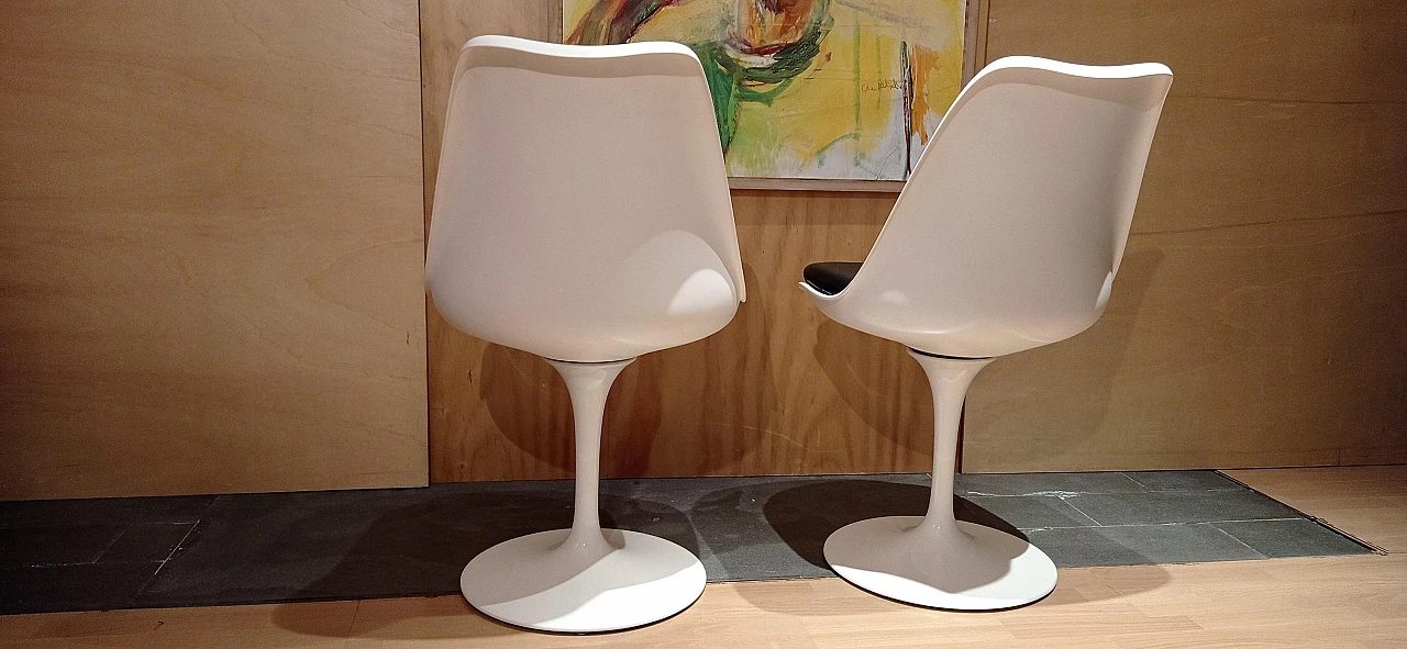 Pair of white Tulip 769-S chairs with black leather cushion by Eero Saarinen for Alivar, 1990s 70