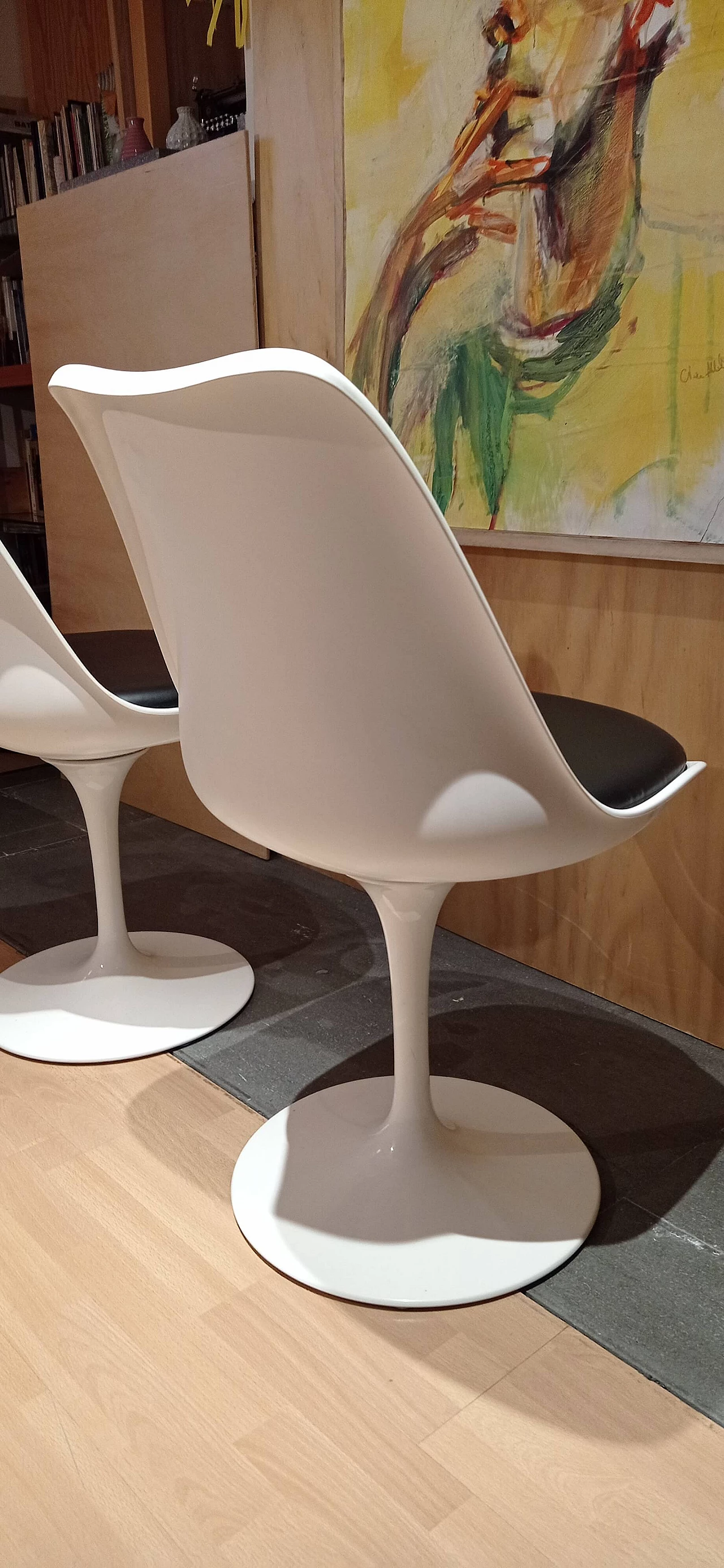 Pair of white Tulip 769-S chairs with black leather cushion by Eero Saarinen for Alivar, 1990s 77