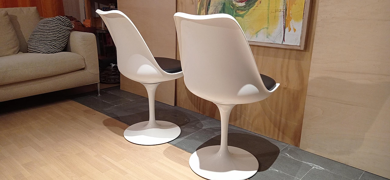 Pair of white Tulip 769-S chairs with black leather cushion by Eero Saarinen for Alivar, 1990s 78