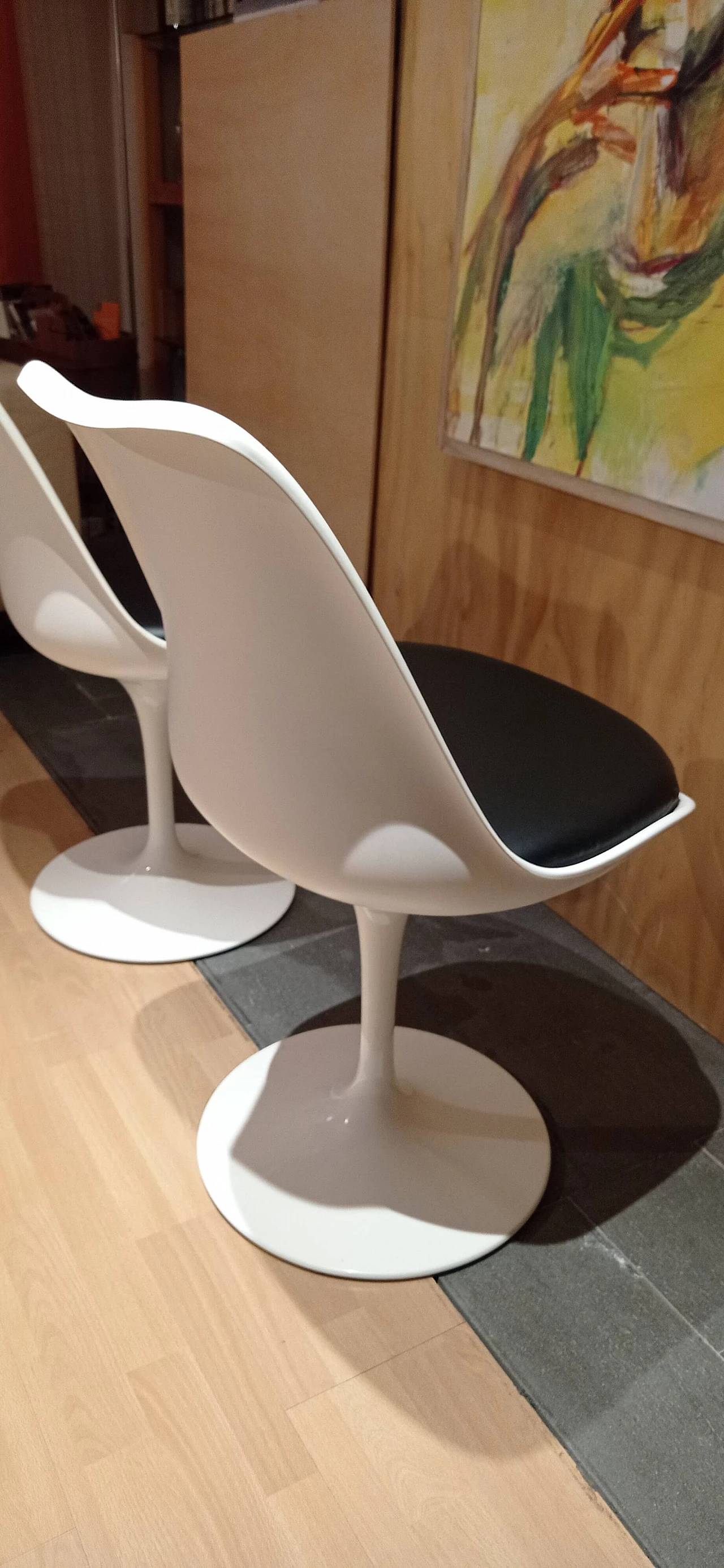 Pair of white Tulip 769-S chairs with black leather cushion by Eero Saarinen for Alivar, 1990s 79