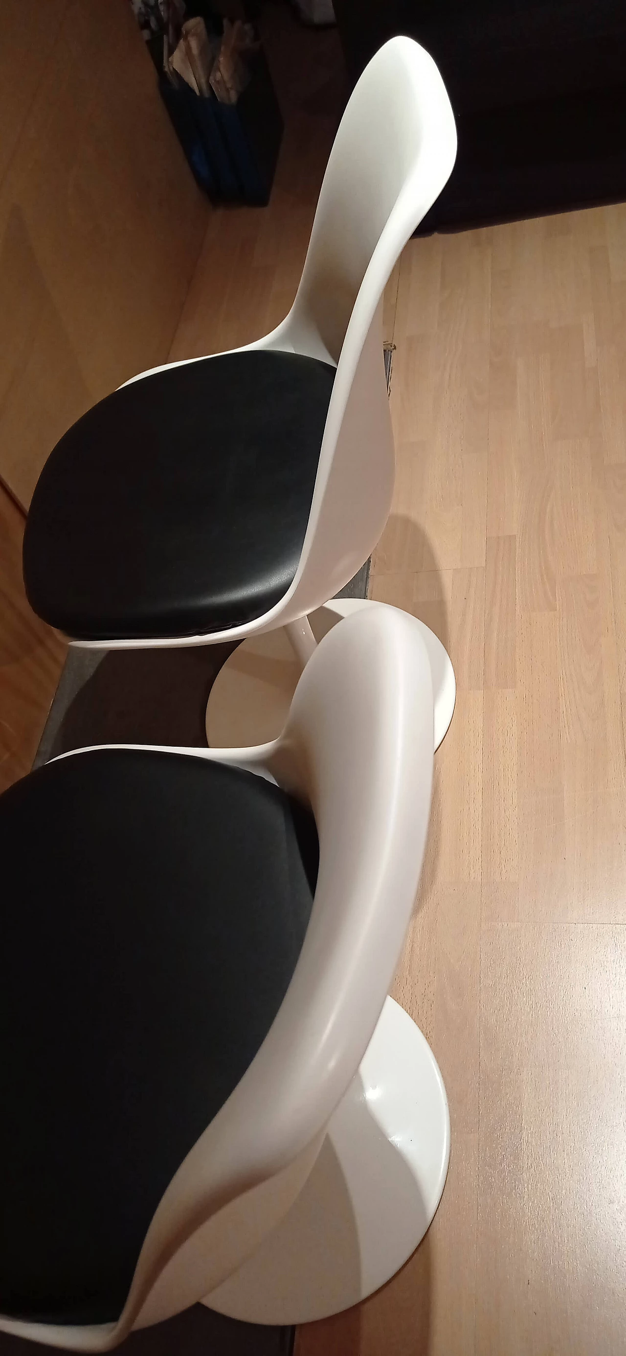 Pair of white Tulip 769-S chairs with black leather cushion by Eero Saarinen for Alivar, 1990s 82