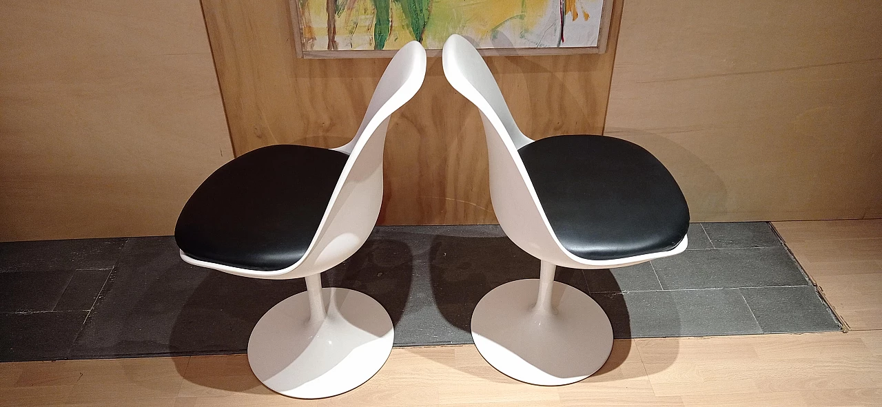 Pair of white Tulip 769-S chairs with black leather cushion by Eero Saarinen for Alivar, 1990s 83