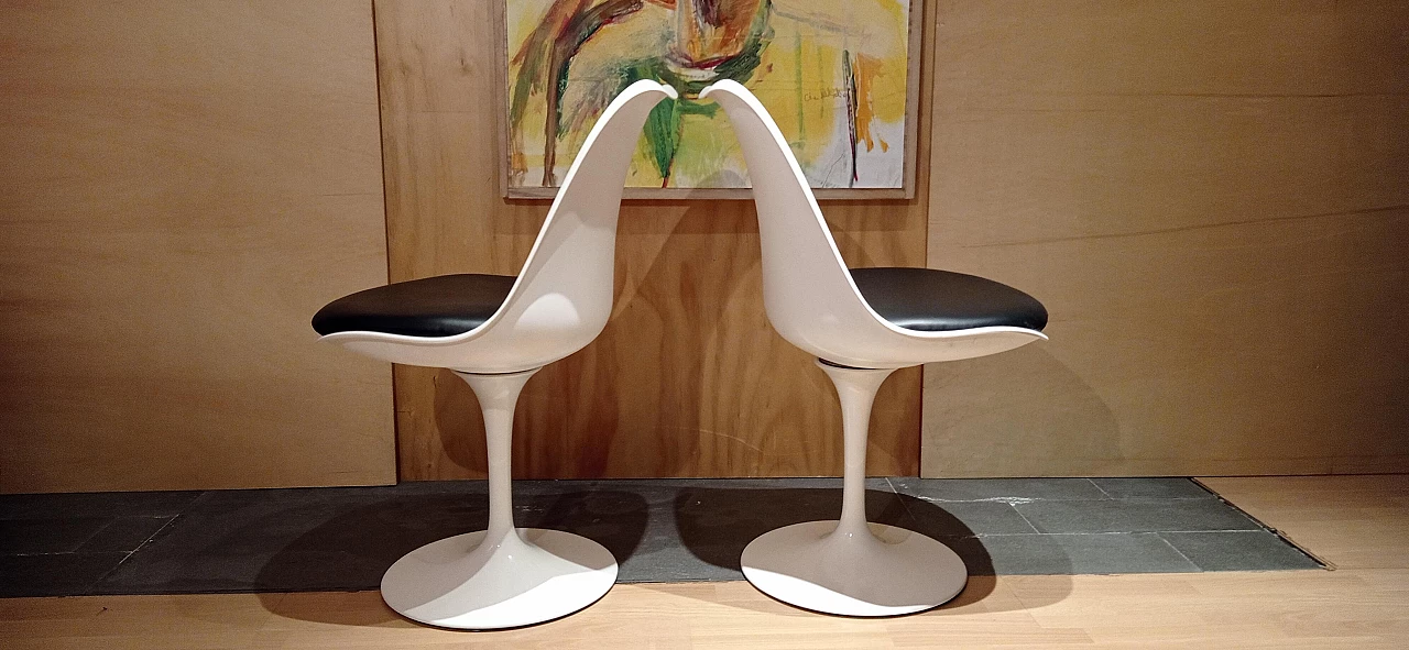 Pair of white Tulip 769-S chairs with black leather cushion by Eero Saarinen for Alivar, 1990s 84