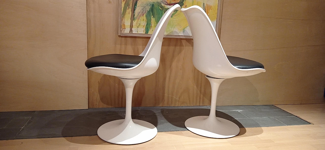 Pair of white Tulip 769-S chairs with black leather cushion by Eero Saarinen for Alivar, 1990s 85