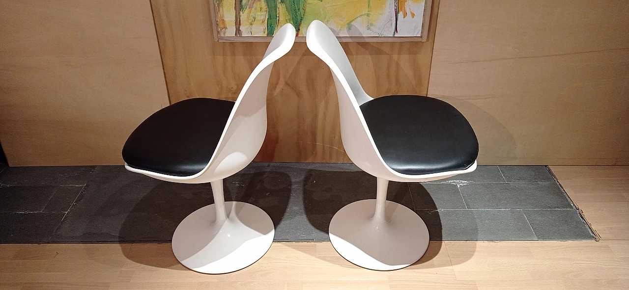 Pair of white Tulip 769-S chairs with black leather cushion by Eero Saarinen for Alivar, 1990s 86
