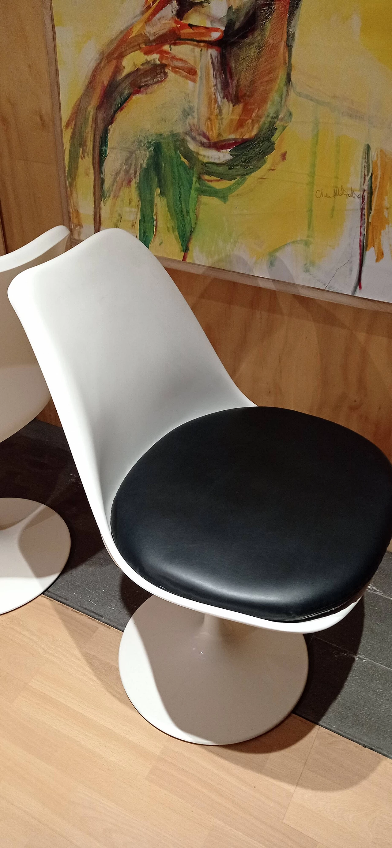 Pair of white Tulip 769-S chairs with black leather cushion by Eero Saarinen for Alivar, 1990s 87