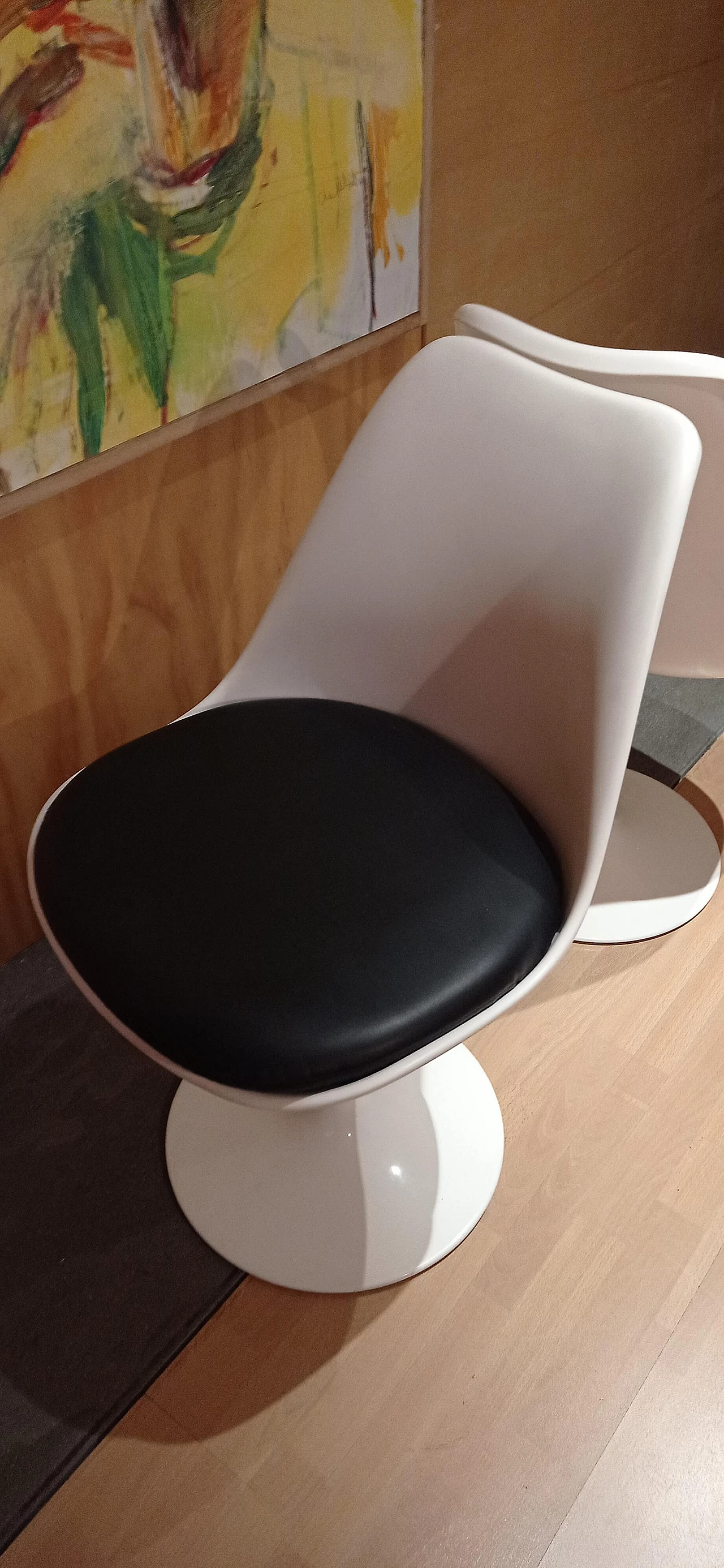 Pair of white Tulip 769-S chairs with black leather cushion by Eero Saarinen for Alivar, 1990s 88