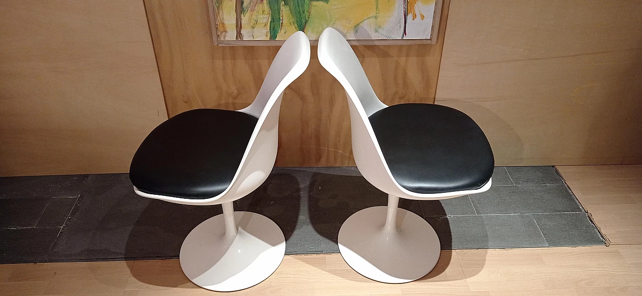 Pair of white Tulip 769-S chairs with black leather cushion by Eero Saarinen for Alivar, 1990s 106